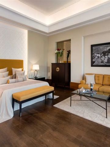 Geräumiges Hotelzimmer mit luxuriösem Bett und Sitzbereich