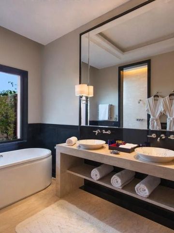 Modernes Badezimmer mit Badewanne und Doppelwaschbecken