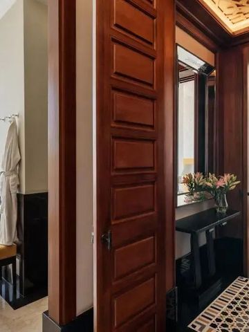 Holzverkleidung und Blick ins Schlafzimmer vom Flur