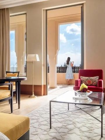 Luxuriöse Suite mit elegantem Balkon und Panoramablick