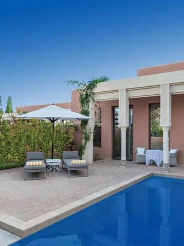 Entspannende Poollandschaft in einer Villa mit schattigen Liegen