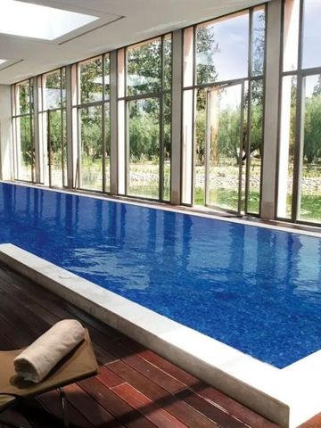 Eleganter Indoor-Pool mit Blick auf den Garten im Oberoi Marrakech
