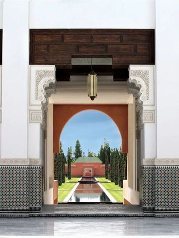 Architektonisches Detail des Eingangs mit traditionellem marokkanischen Design