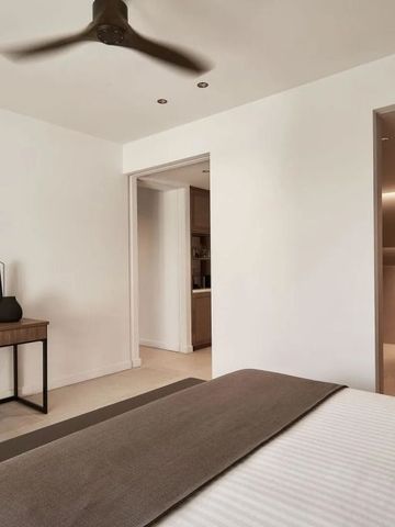 Geräumiges Zimmer mit modernem Design und Schreibtisch in dezenter Farbgestaltung