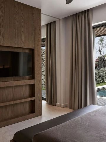 Zimmer mit Ausblick auf einen privaten Garten mit Pool, moderne Einrichtung mit Holzakzenten