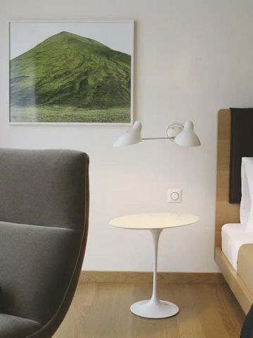 Design-Hotelzimmer mit Blick auf minimalistisches Dekor und Kunstwerk