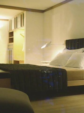 Hotelzimmer bei Nacht mit stimmungsvoller Beleuchtung und luxuriösem Bett