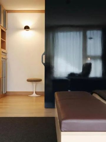 Moderne Suite mit offenem Kleiderschrank und schicken Elementen