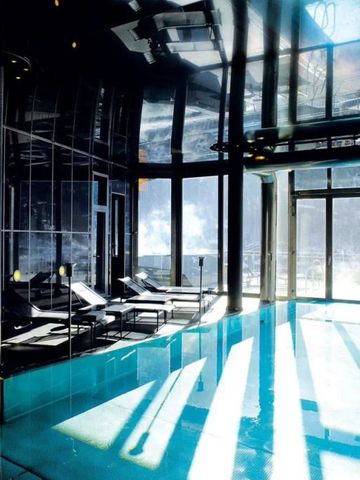 Luxuriöser Hotelpool mit beeindruckender Bergsicht durch große Fenster