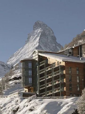 Schneebedecktes Hotel Omnia mit Matterhorn im Hintergrund