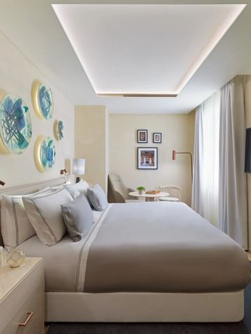 Modernes Hotelzimmer mit gemütlichem Bett und stilvoller Dekoration