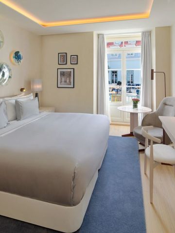 Luxuriöses Hotelzimmer mit großem Bett und hellem Ambiente