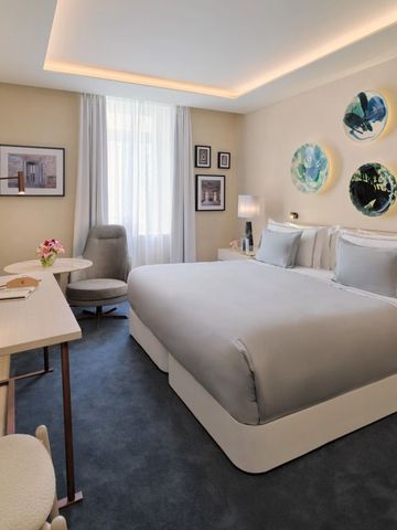 Geräumiges Zimmer mit elegantem Design und Sitzgelegenheit