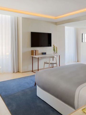 Helles Schlafzimmer mit modernem Dekor und einem Schreibtisch