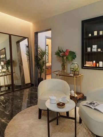 Gemütlicher Loungebereich mit bequemen Sesseln und dekorativen Elementen.