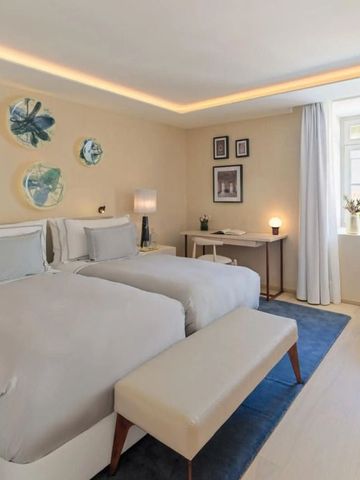 Doppelzimmer mit eleganter Wanddekoration und natürlichem Licht.