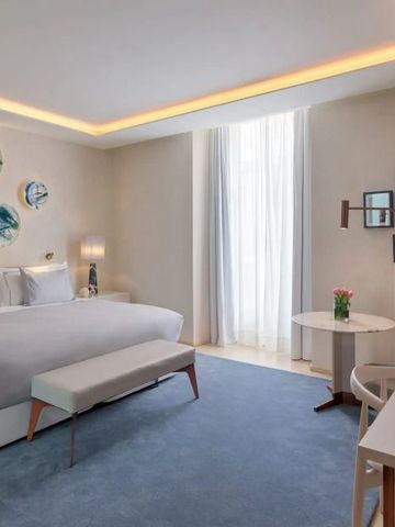 Elegantes Hotelzimmer mit großem Fenster und stilvoller Einrichtung.