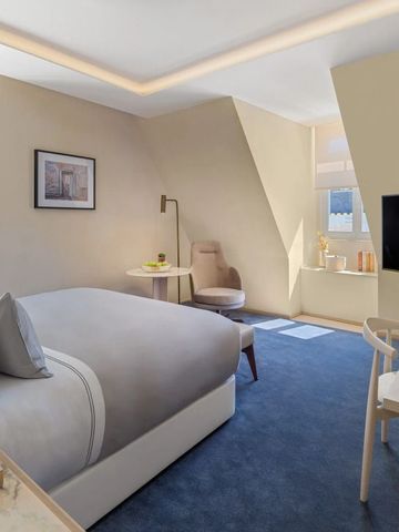 Luxuriöses Hotelzimmer mit eleganter Einrichtung und großem Fenster