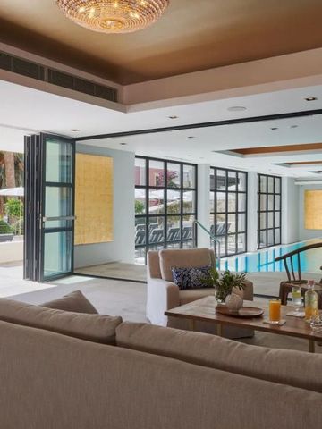 Eleganter Innenpoolbereich mit luxuriöser Einrichtung und Gartenblick.