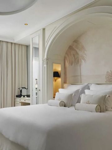 Lichtdurchflutete Suite mit Meerblick und elegantem Betthimmel.