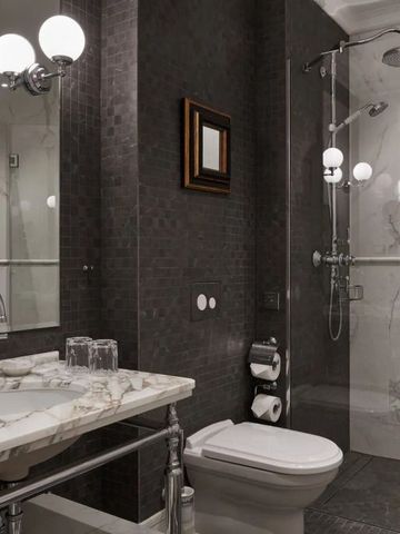 Luxuriöses Badezimmer mit Marmor und moderner Dusche