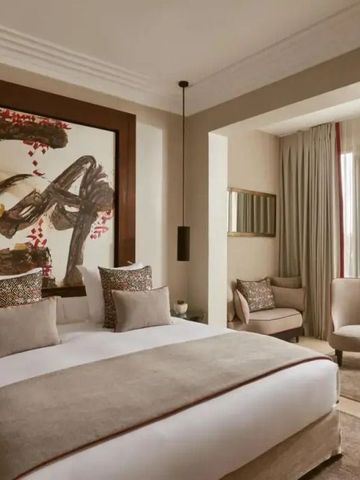 Elegantes Hotelzimmer des Nobu Hotels mit stilvoller Einrichtung und Kunst an der Wand.