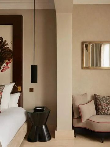 Geschmackvoll eingerichteter Bereich des Hotelzimmers mit moderner Dekoration.