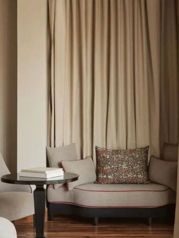 Gemütliche Sitzecke mit geschmackvoller Einrichtung und Vorhängen im Nobu Hotel.