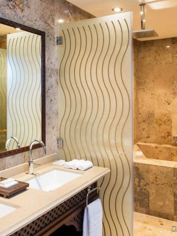 Luxuriöses Badezimmer mit Doppelwaschbecken und Dusche aus Marmor