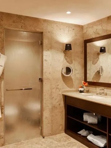 Modernes Badezimmer mit großem Spiegel und eleganter Einrichtung