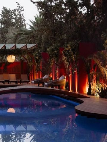 Abendlicher Poolbereich mit stilvoller Beleuchtung und üppigem Grün