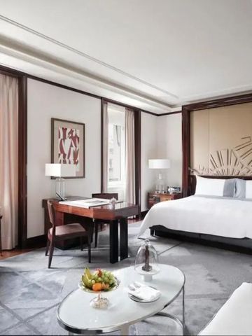 Geräumiges Zimmer mit modernem Design und großem Bett im The Peninsula Paris