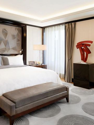 Luxuriöses Zimmer mit kunstvollen Details und moderner Dekoration im The Peninsula Paris