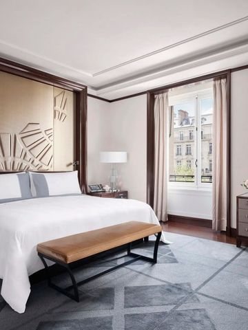 Elegantes Hotelzimmer mit großem Bett und stilvollem Interieur