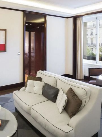 Eleganter Wohnbereich mit Sofa und Tisch im hellen Zimmer