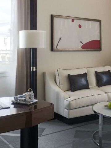 Gemütlicher Bereich mit Sofa und Couchtisch neben dem Fenster