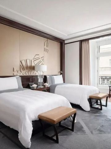 Hotelzimmer mit zwei großen Betten und modernem Dekor