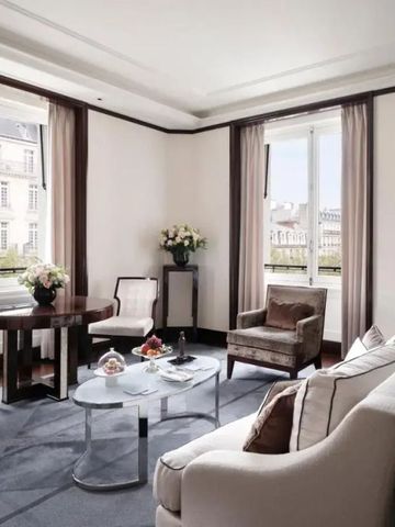 Heller Wohnbereich mit Sofa, Sessel und Kaffeetisch