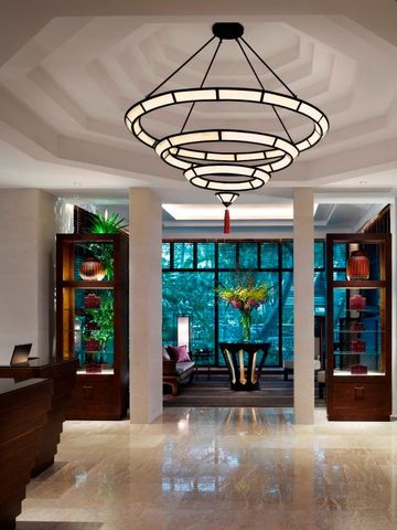 Elegante Hotellobby mit großem Kronleuchter und Glasfront