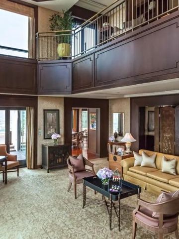 Luxuriöse Suite mit hoher Decke und eleganter Einrichtung