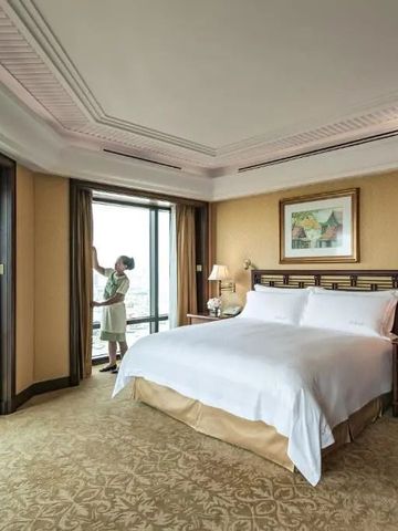 Großes Schlafzimmer mit Panoramafenstern und luxuriöser Ausstattung