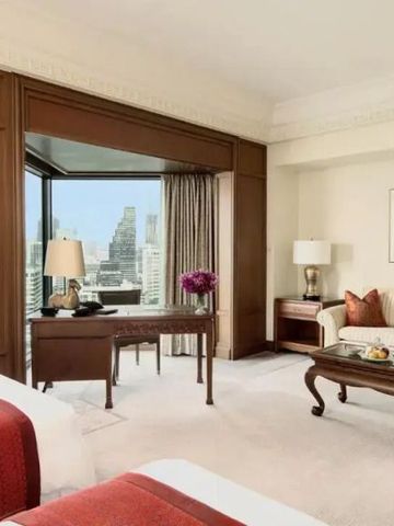 Luxuriöses Hotelzimmer mit Blick auf Bangkoks Skyline und eleganter Einrichtung