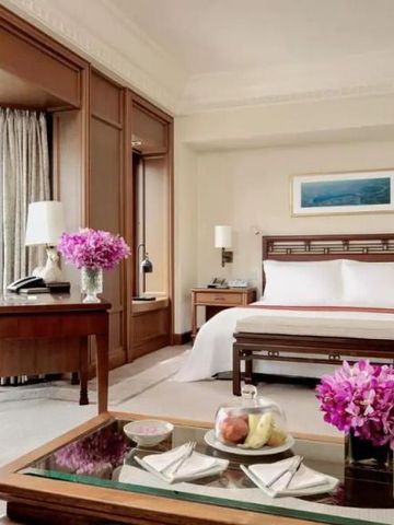 Komfortables Zimmer mit King-Size-Bett und großer Fensterfront im The Peninsula Bangkok