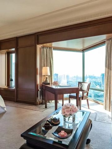 Geräumige Suite mit Panoramafenstern und stilvoller Einrichtung im Peninsula Hotel