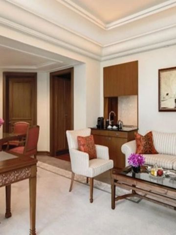 Elegantes Wohnbereich in einer Suite mit komfortablen Möbeln und edlem Design