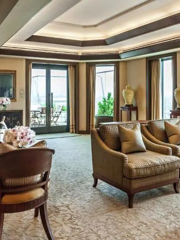 Elegante Suite mit gemütlichen Sitzbereichen und Blick auf eine Terrasse