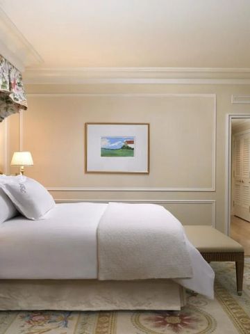 Helles Schlafzimmer mit bequemen Bett, Blumenmotiven und stilvollem Dekor