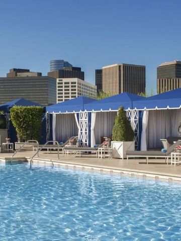 Luxuriöser Poolbereich mit Hütten und Stadtblick