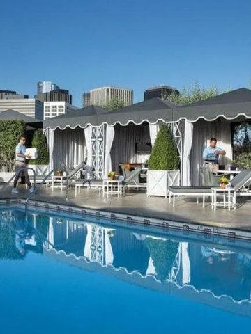 Poolterrasse mit privaten Cabanas und Sonnenliegen