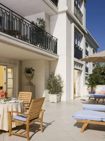 Private Terrasse mit Sitzgelegenheiten und Liegestühlen